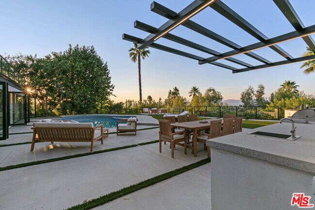 Building Photo - 18101 Green Meadow Dr