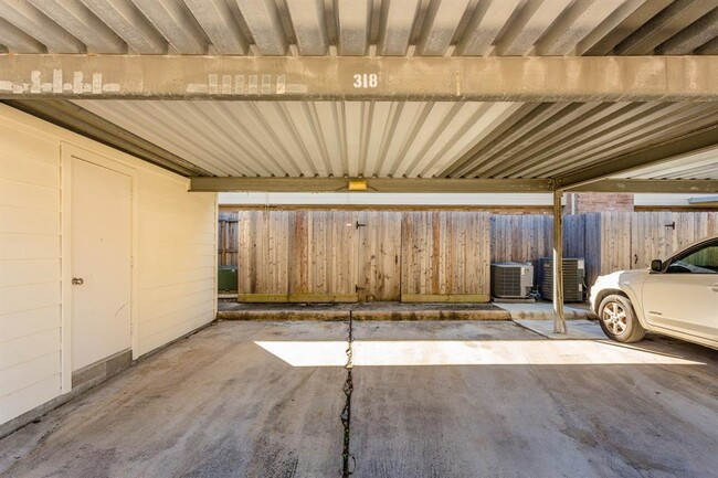 Building Photo - 10318 Briar Forest Dr