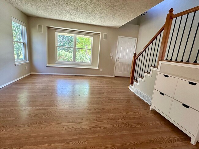 Building Photo - Beautifully Updated 5-Bedroom Home Near Ut...