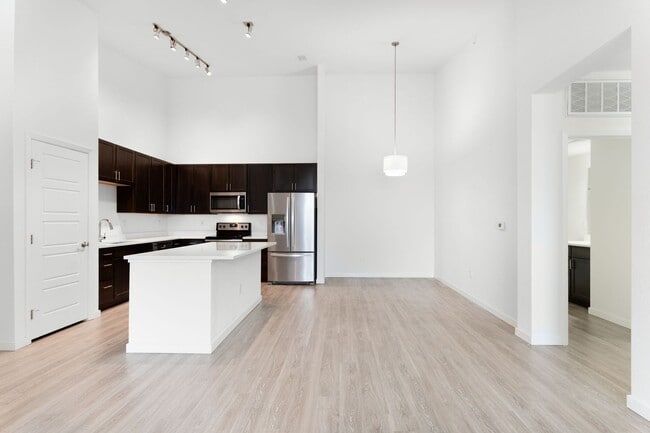 Building Photo - 2BR Condo w/ Fireplace, In-Unit Laundry & A/C in Parker