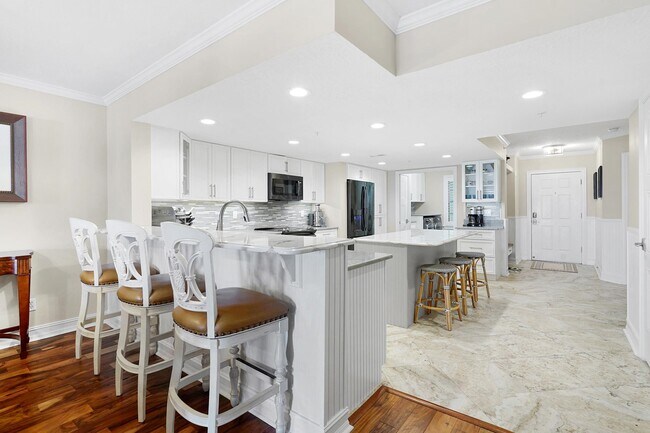 Building Photo - 33 Comares Ave