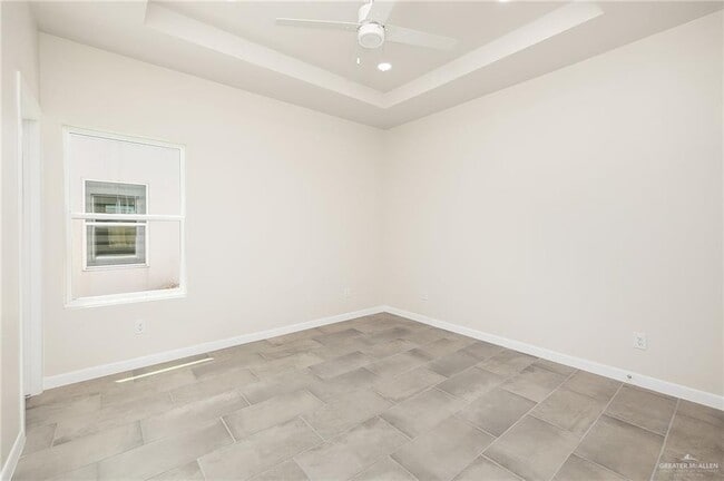 Building Photo - 13 E Iris Ave