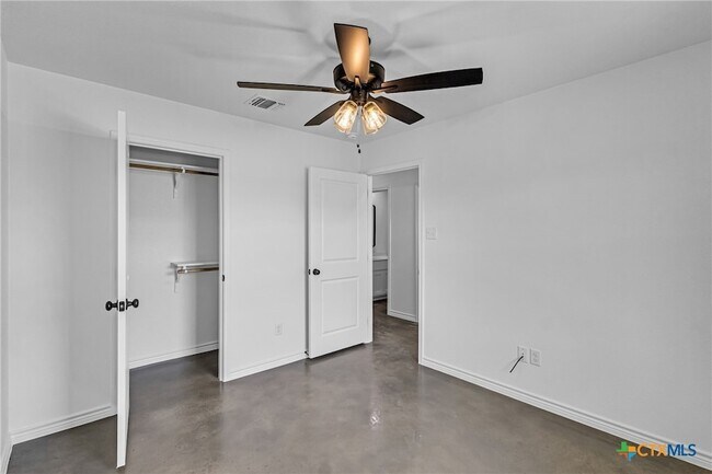 Building Photo - 907 Smoke Tree Ln