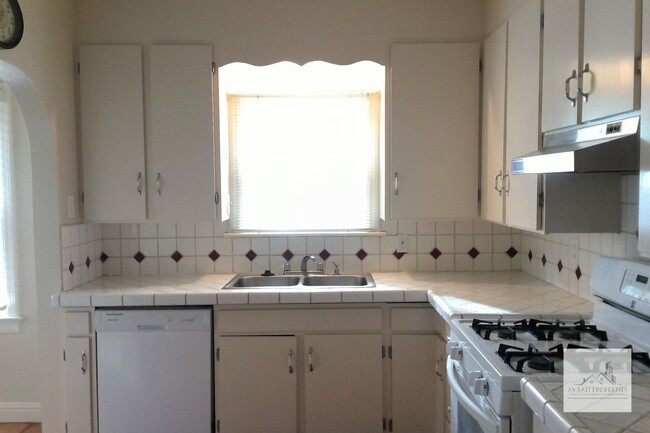 Building Photo - Beautiful 3 Bedroom home located in the Hi...