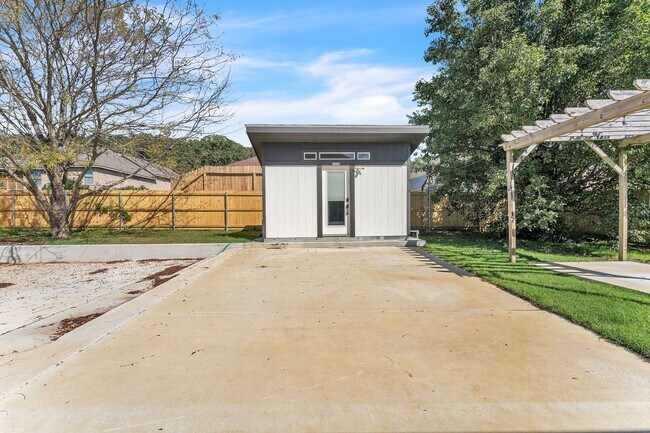 Building Photo - 3/2 Home with EV Charger, Great Outdoor Sp...