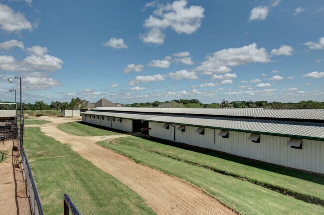 Building Photo - College Station home with stalls and arena on site!