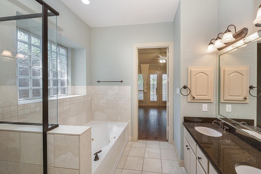 Building Photo - Sophisticated M Streets - Vickery Place home with oversized yard
