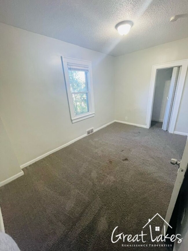 Building Photo - $200 OFF FIRST MONTH'S RENT - Beautiful 3 ...