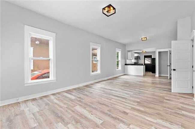 Building Photo - Charming 3 Bed, 3 Bath Bungalow in Independence!