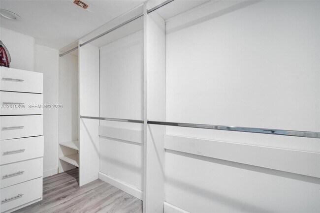 Building Photo - 825 Brickell Bay Dr