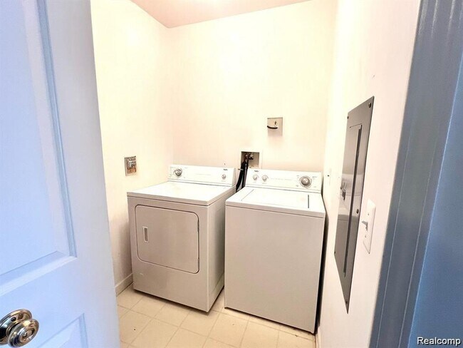 Building Photo - 2664 S Knightsbridge Cir