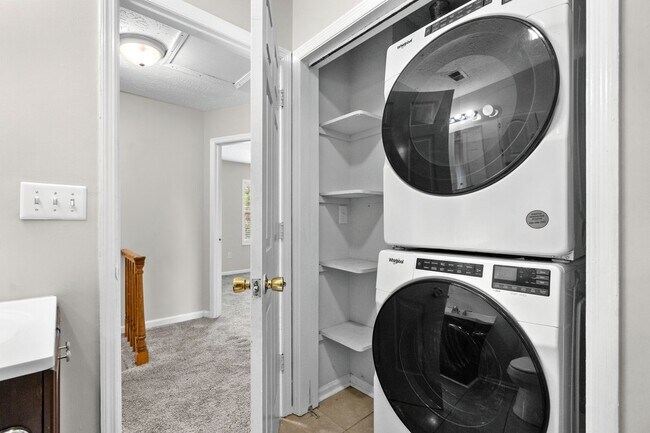 Building Photo - End unit of a Triplex within walking dista...