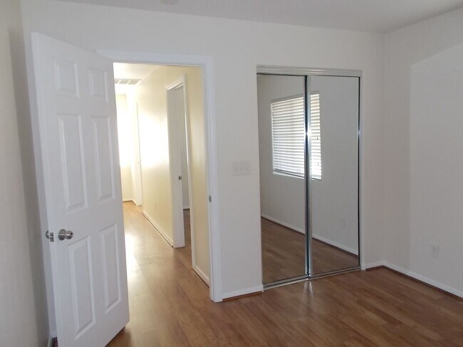 Building Photo - Come live the Las Vegas dream!