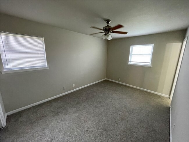 Building Photo - 905 La Salle Dr