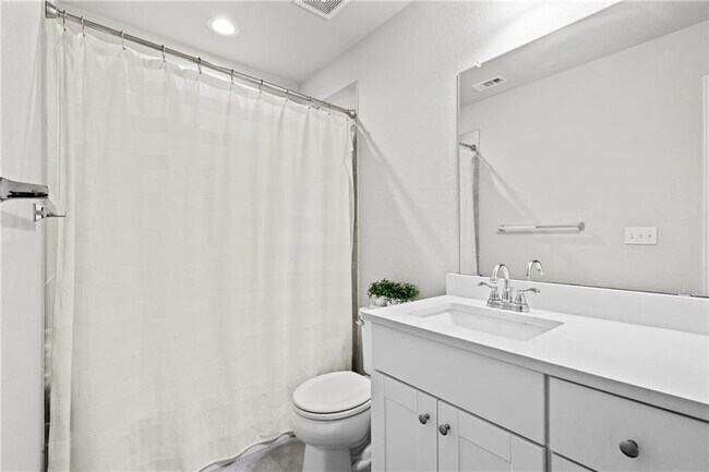 Building Photo - Newly Constructed, 4 BR / 3 BA Home - 2 Car Garage - Pool - Close to Mueller