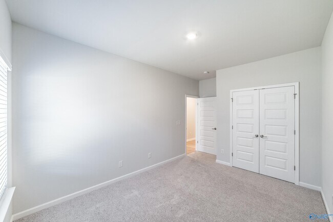Building Photo - 14976 Greenleaf Dr