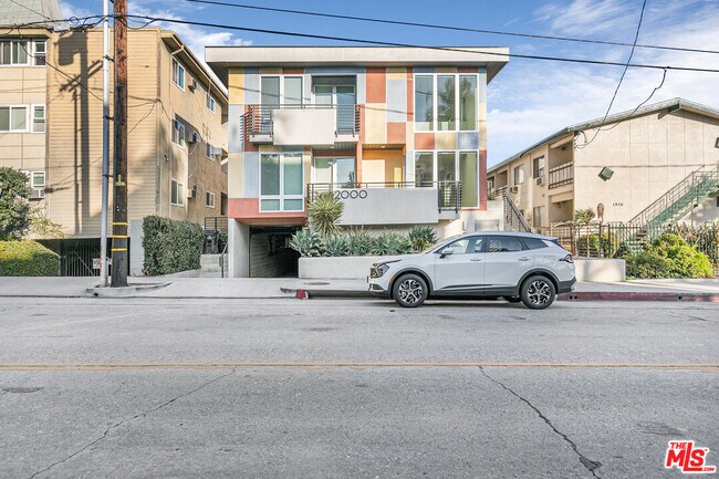 Building Photo - 2000 Beachwood Dr