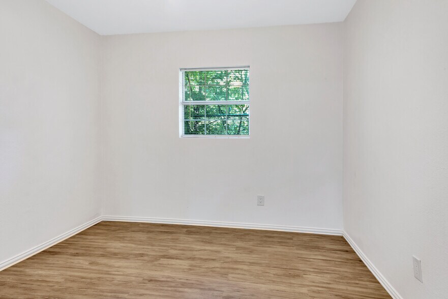 Building Photo - 901 Bessie St