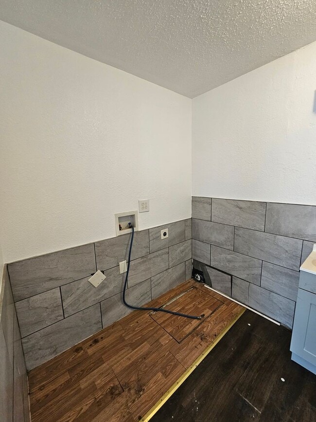 Building Photo - 4 bedroom 2 bath, must see inside!