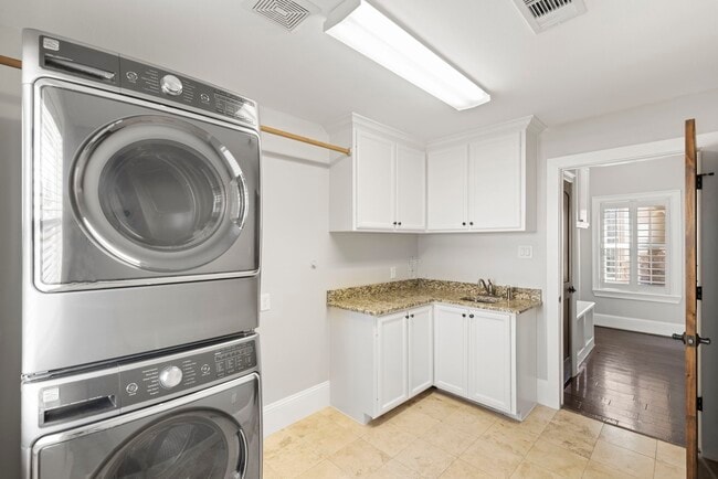 Building Photo - 26214 Kingsgate Ln