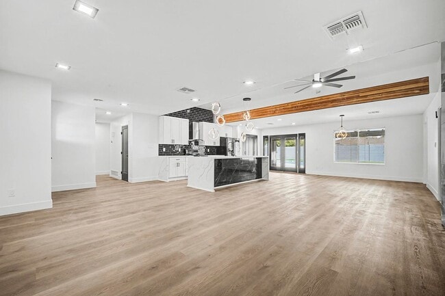 Building Photo - Tempe 5 bedroom 3 bath with pool and HUGE yard