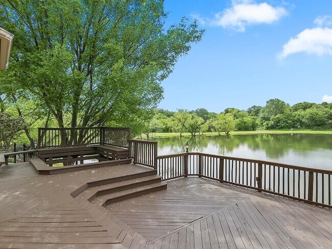 Building Photo - 3103 River Bend Dr