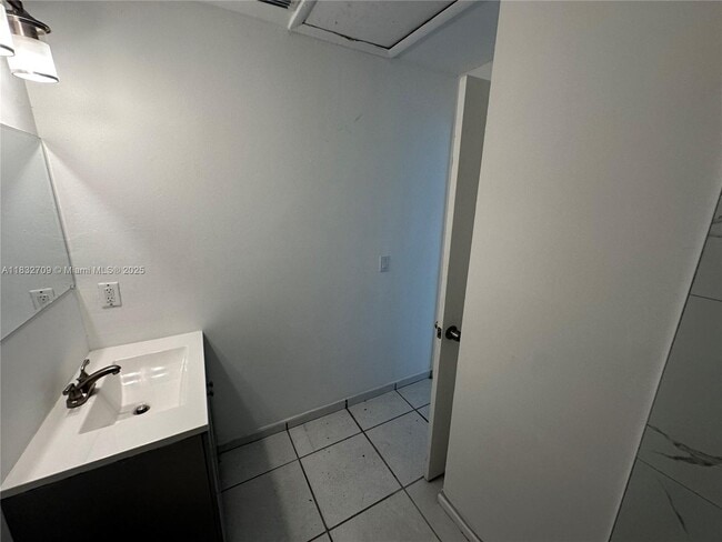 Building Photo - 3815 S 57th Ave