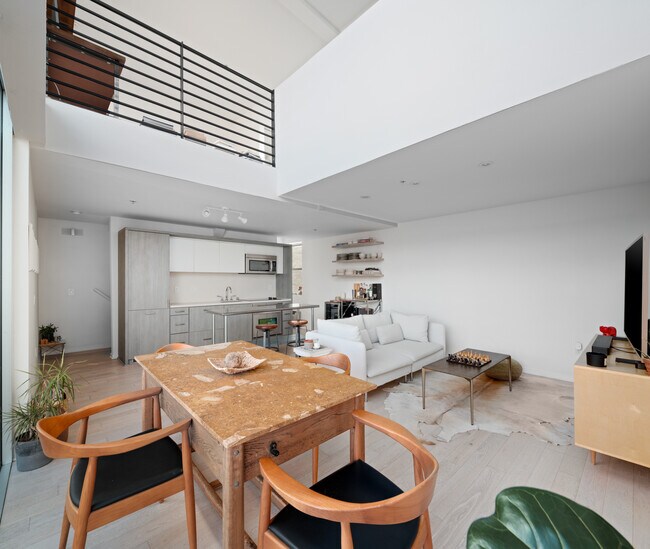 Building Photo - 1944 State St