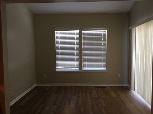 Building Photo - 317 Evergreen Cir