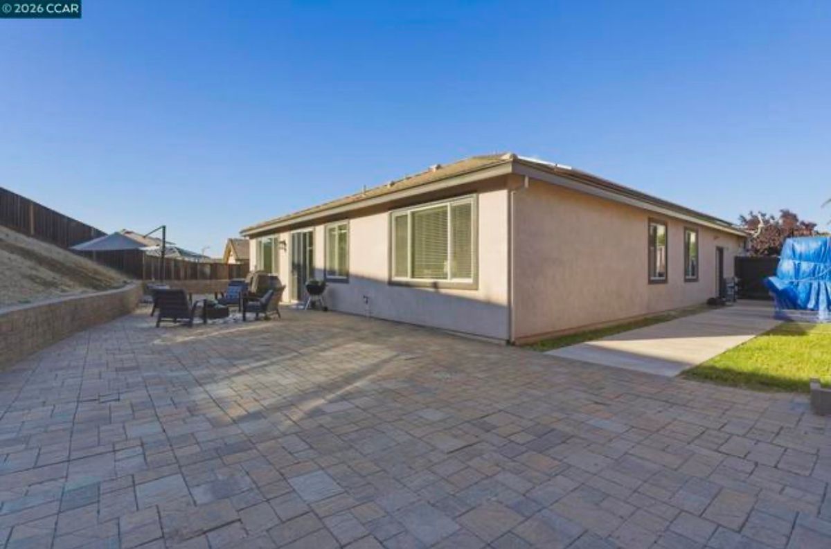 Building Photo - 3042 Barranca Dr