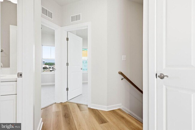 Building Photo - 1017 Venifena Terrace SE