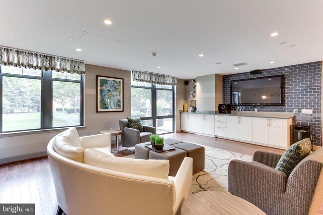 Building Photo - 1021 N Garfield St