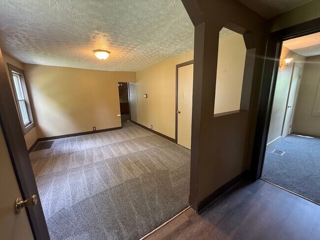 Building Photo - Three bedroom one bathroom home for rent
