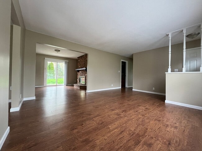 Building Photo - Very Large Home South of Warsaw 4 Bedroom