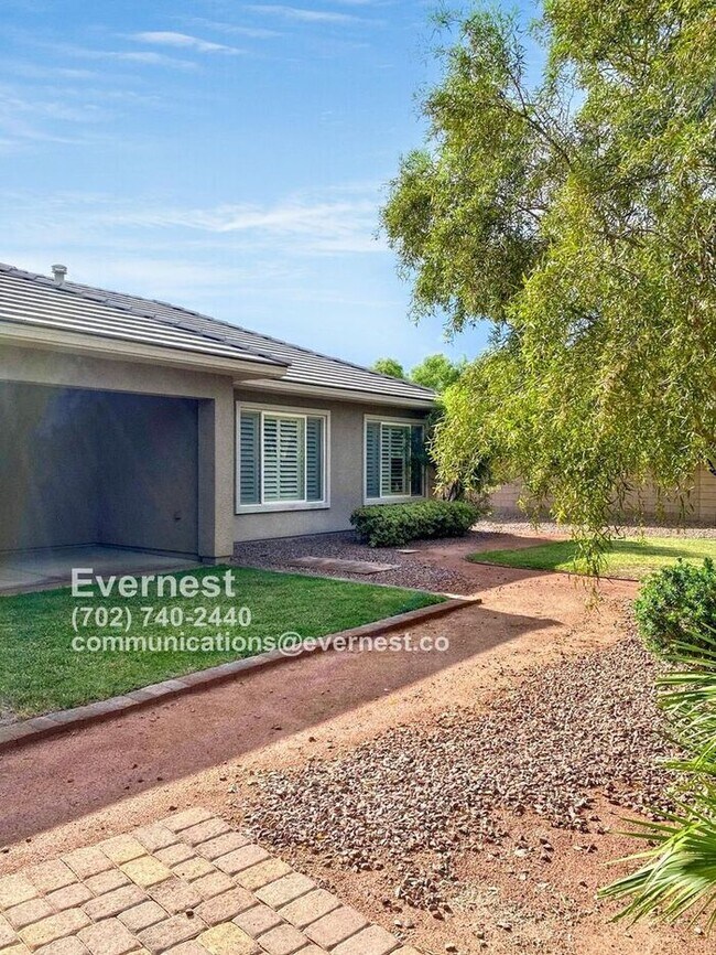 Building Photo - Stunning 5-Bedroom Home with Fireplace and...
