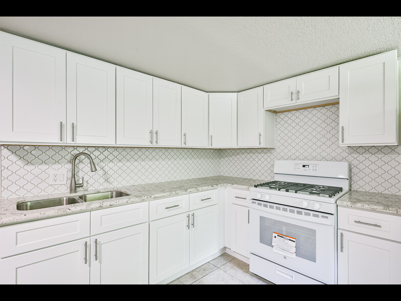 Unit 2 Kitchen - 5017 Boicewood St