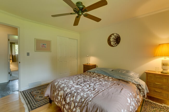 Building Photo - Mercer Island Rambler Available 2/1!