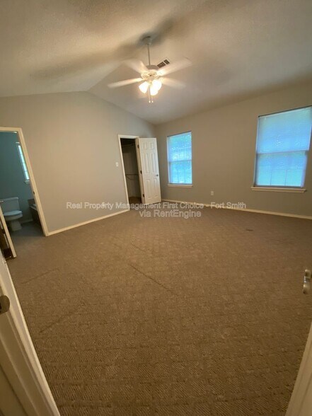 Building Photo - 1475 E Gate Dr