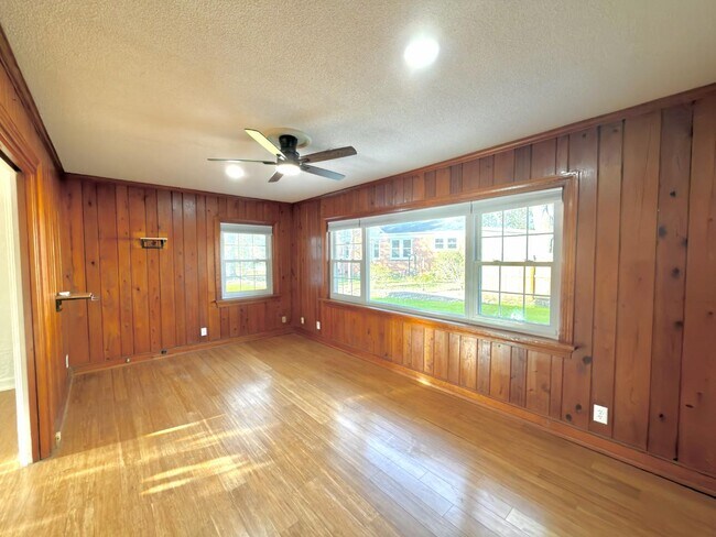 Building Photo - 1216 Eastwood Ave