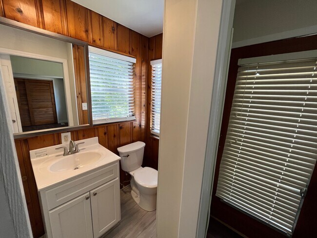 Building Photo - 3063 Sunset Dr - A