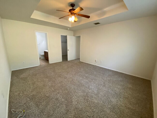 Building Photo - 8027 Ashwood Pointe