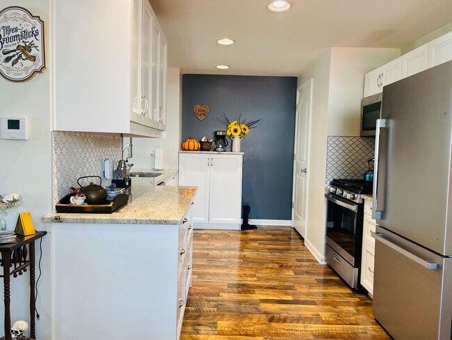 Building Photo - 3bed,2.5 bath Home w/Gated yard