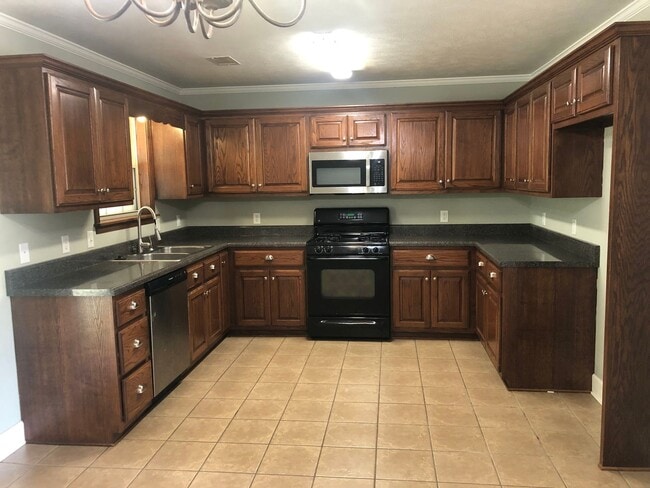 Building Photo - Charming 3-Bedroom Home in a Quiet Neighbo...