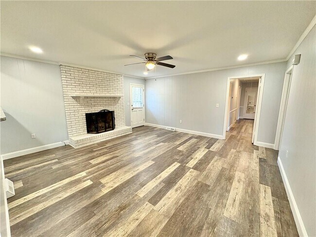 Building Photo - 213 Oxmoor Dr