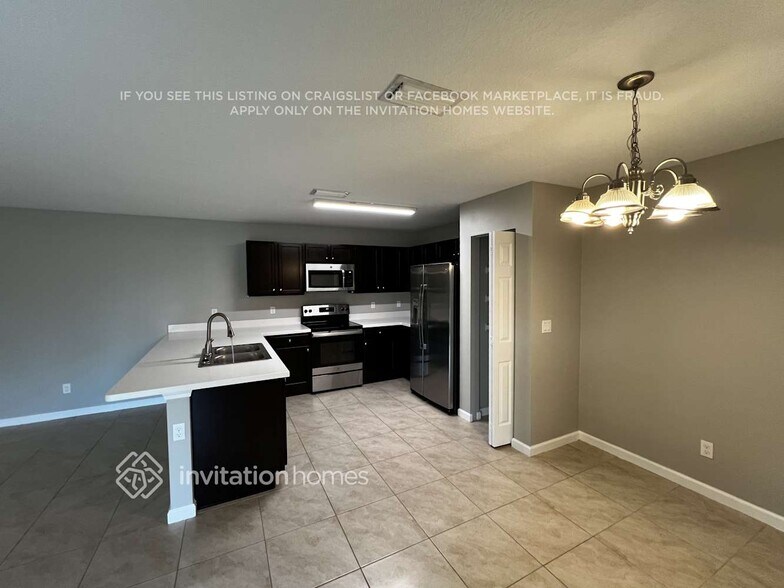 Building Photo - 371 SW Aero Cir