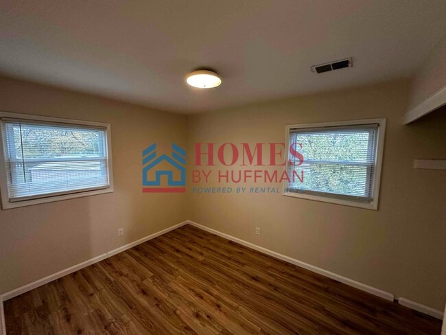 Building Photo - Two Bedroom Apartment | Upstairs | Boonville