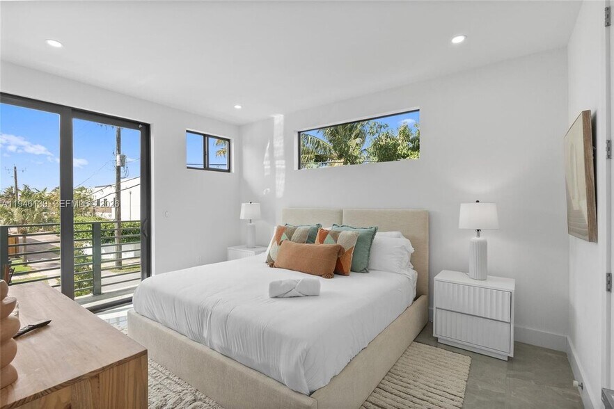 Building Photo - 325 SW 16th St