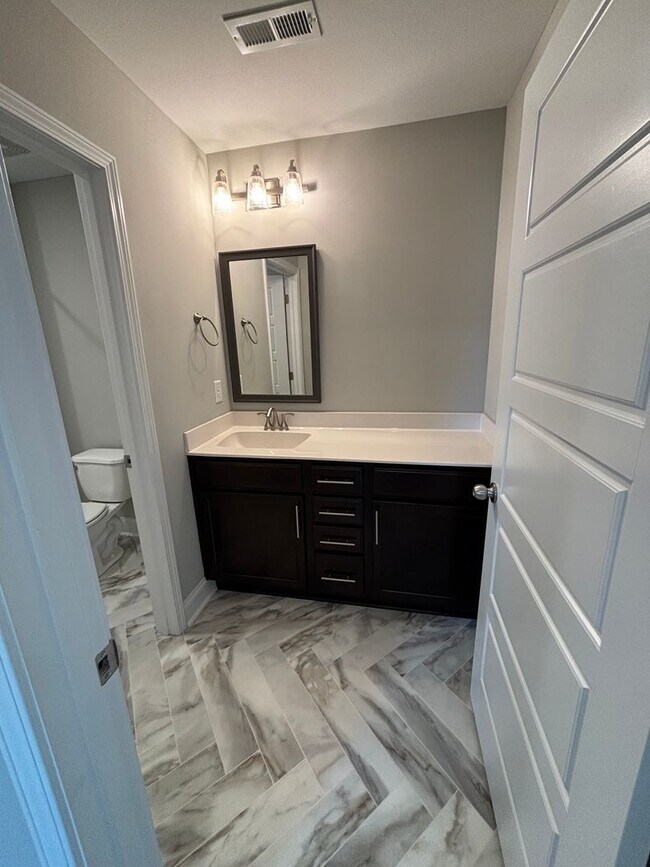 Building Photo - 4 Bedroom 2 1/2 Bath Pet Friendly Home For Rent Near Post!