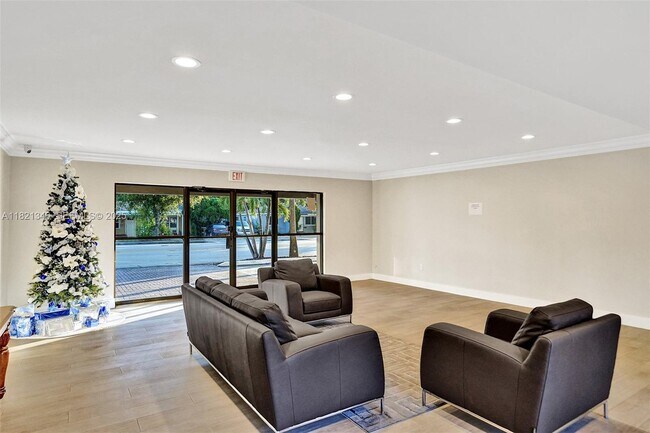 Building Photo - 1595 NE 135th St