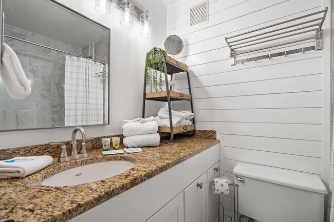 Building Photo - 8817 S Thomas Dr